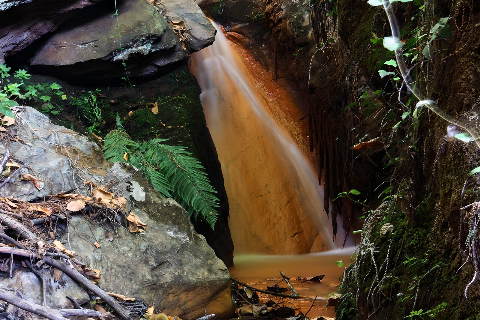 OCCOM4311488: Serene Waterfall in a Lush Landscape