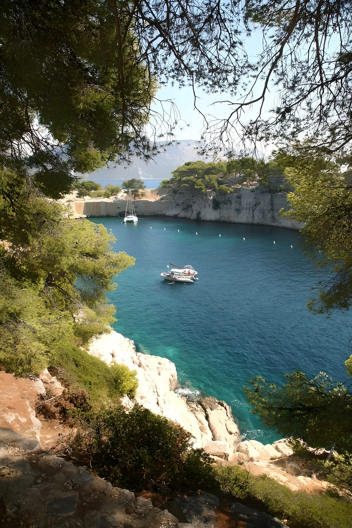 OCCOM9416769: Tranquil Cove with Boats and Clear Waters