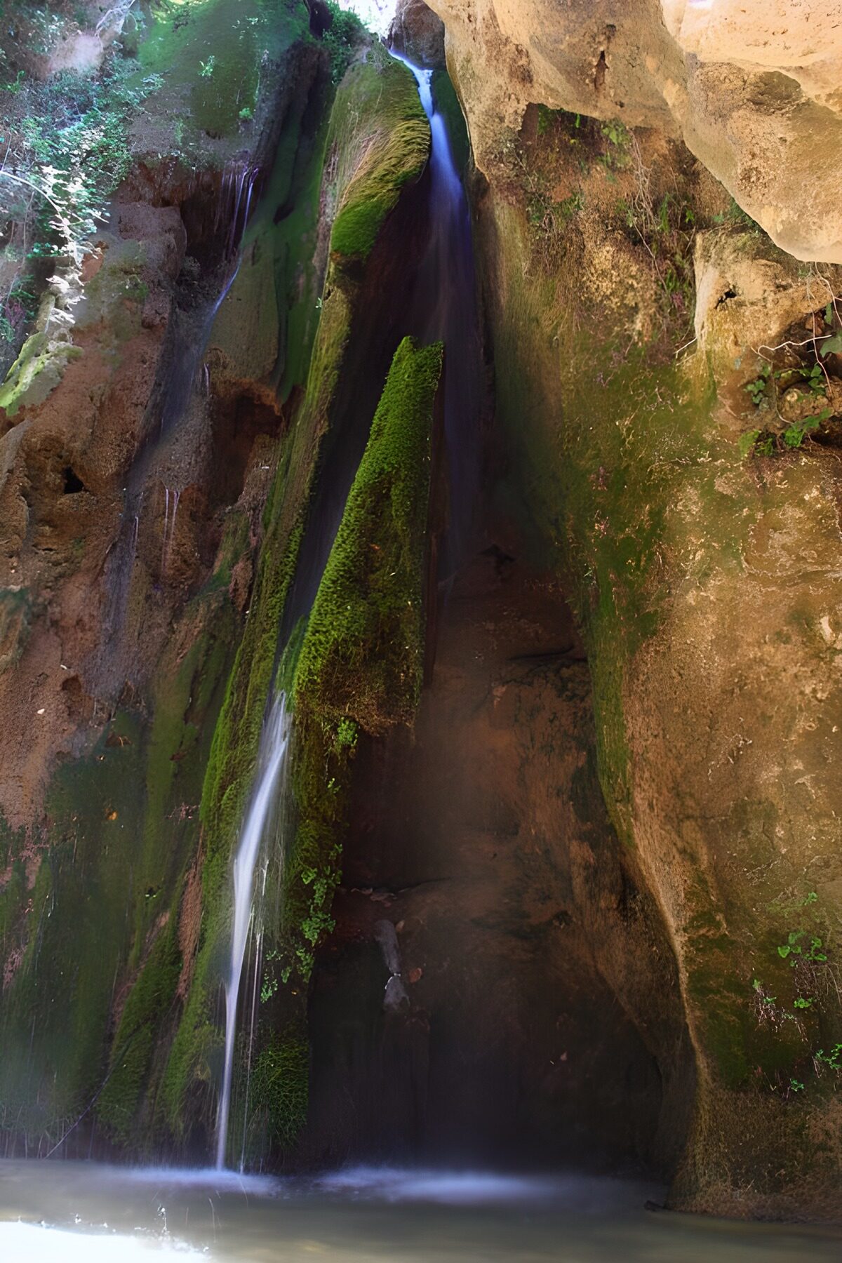 OCCOM4854597: Serene Waterfall in Lush Greenery