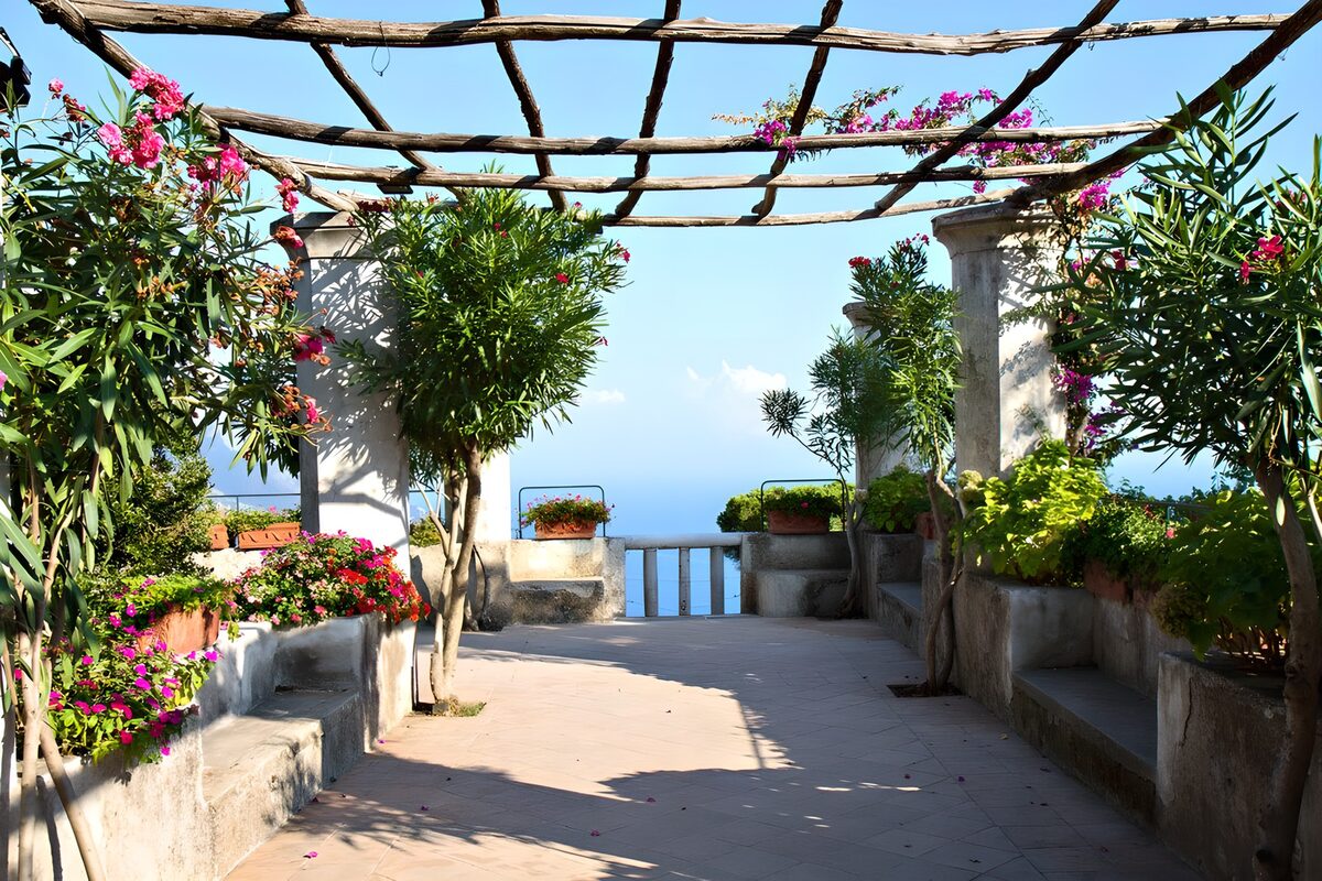 OCCOM6803947: Serene Coastal Garden Terrace