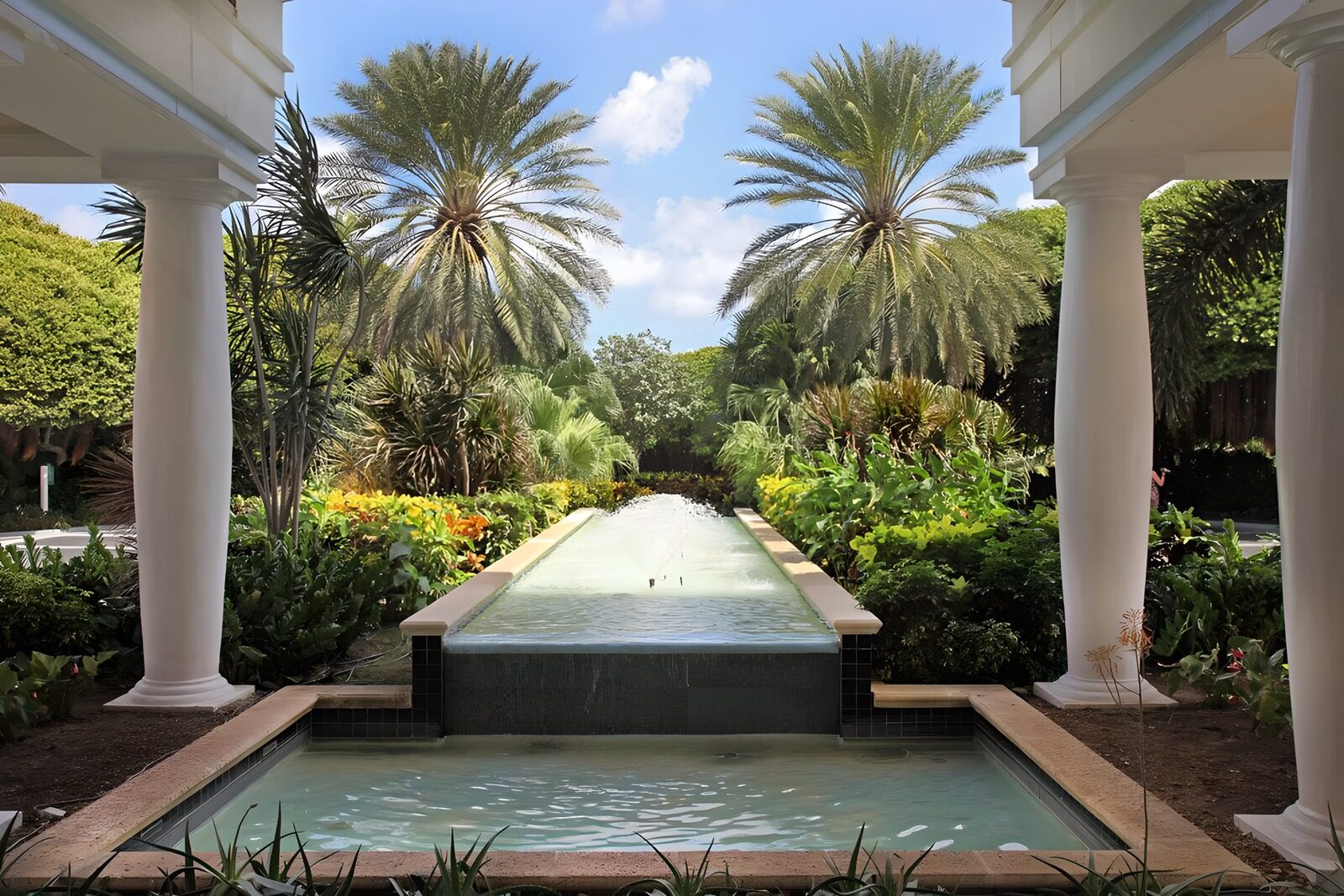 OCCOM6686504: Serene Garden Oasis with Fountain