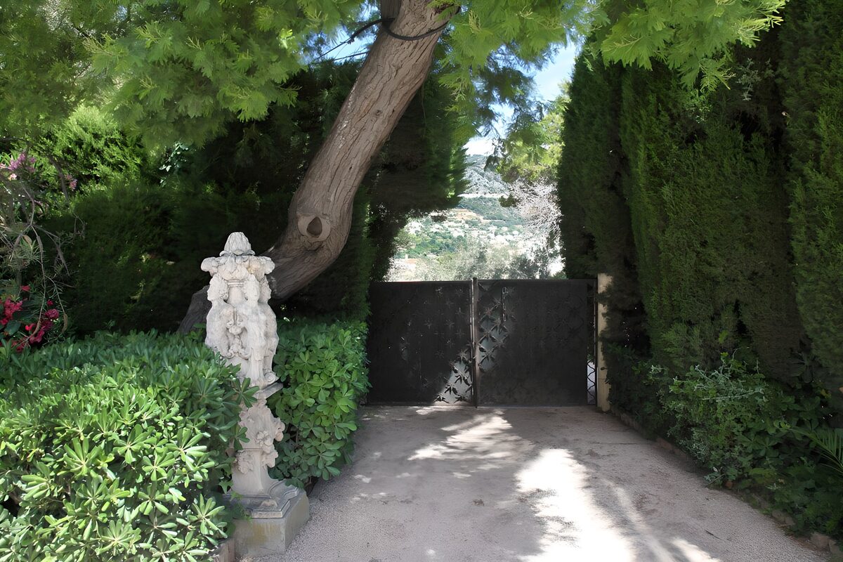 OCCOM6142567: Elegant Garden Gate Among Lush Foliage