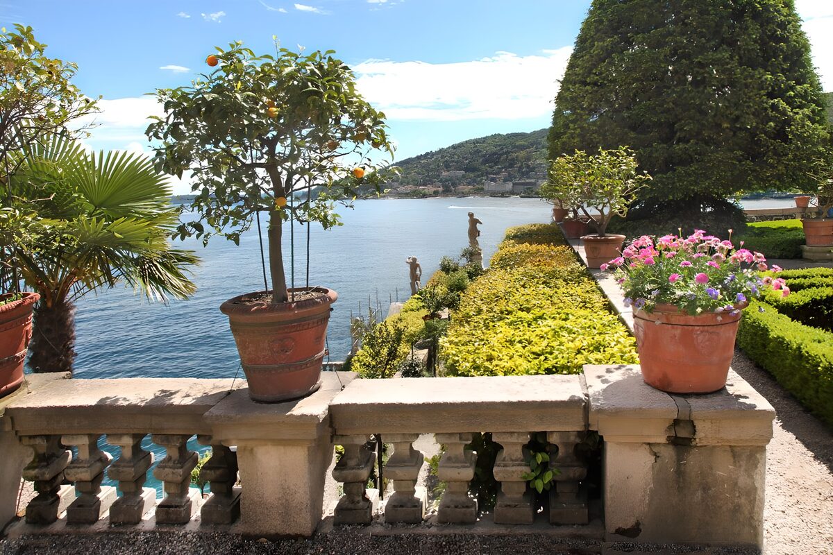 OCCOM8605678: Serene Lakeside Garden View