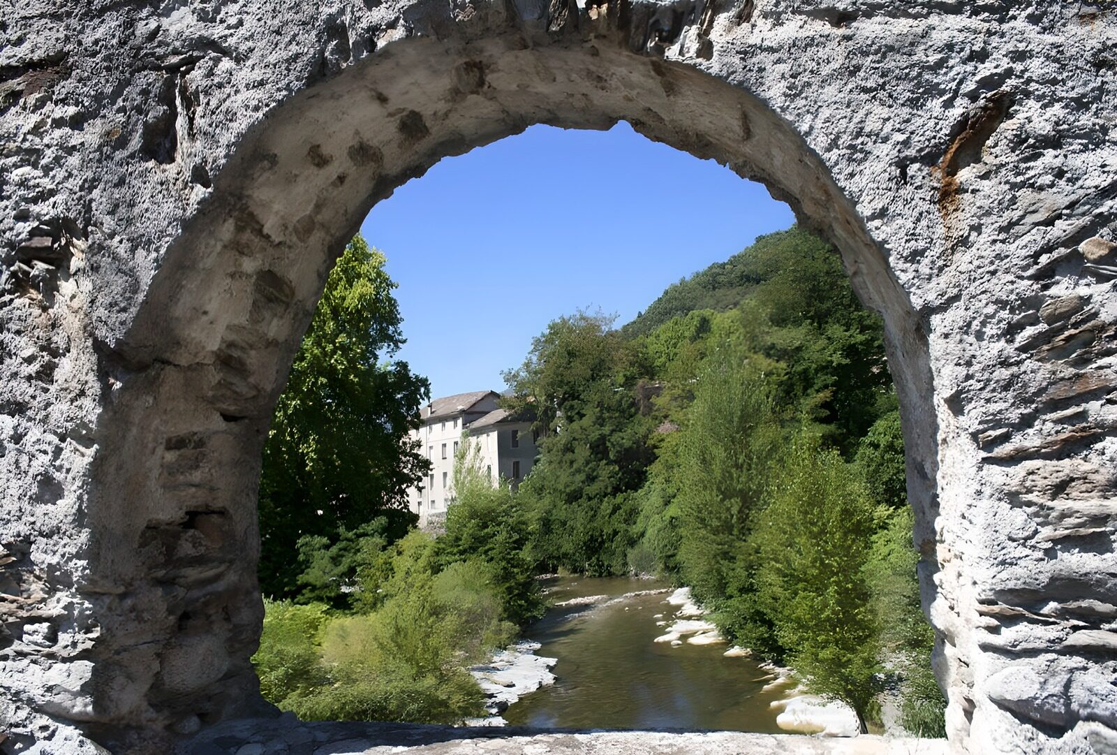 OCCOM8340186: : Scenic View Through an Arched Ruin