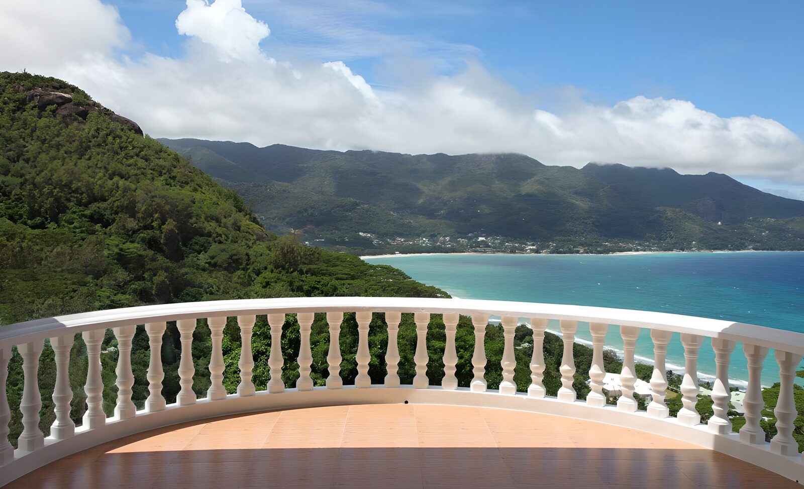 OCCOM9710993: Serene Coastal View from the Balcony