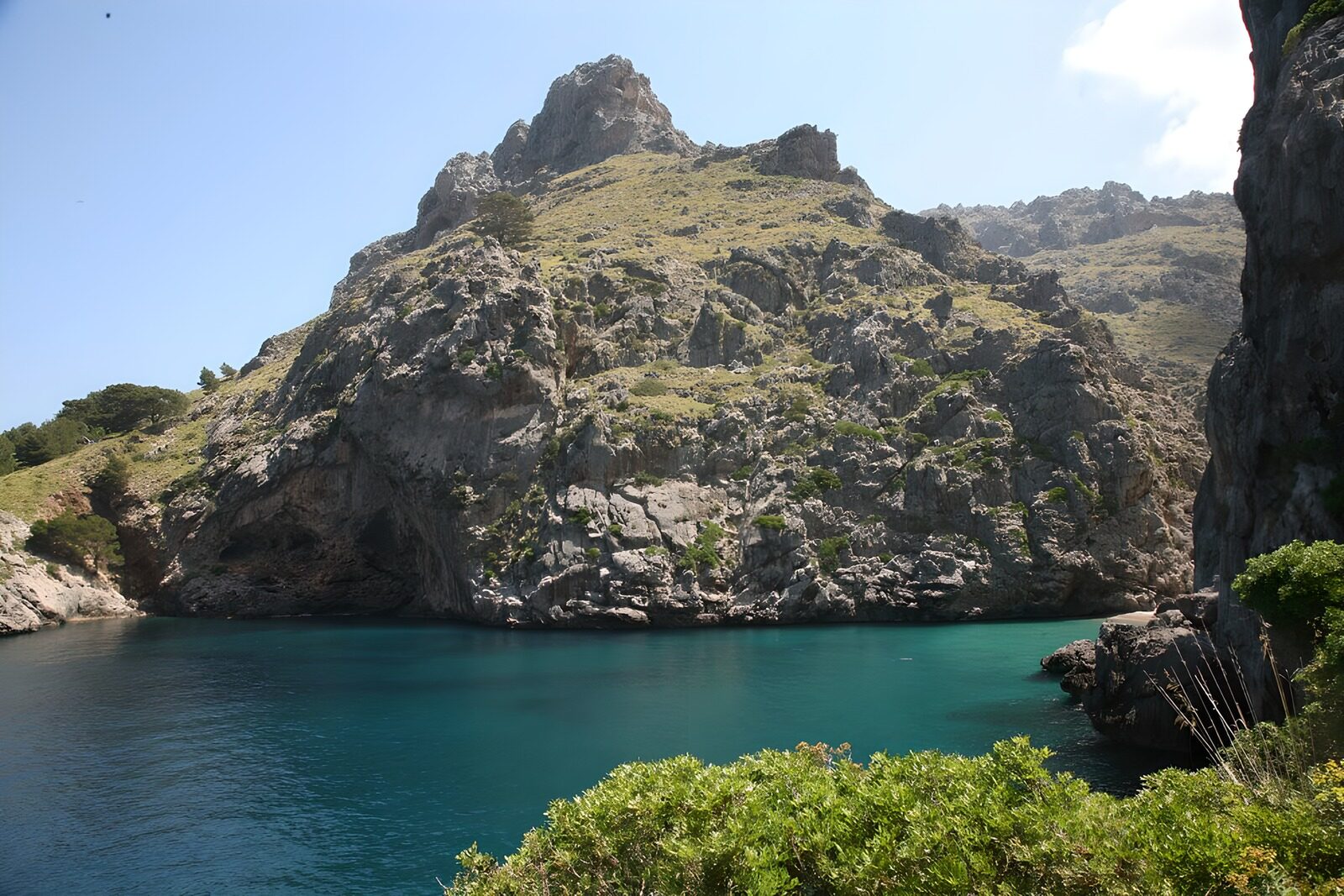 OCCOM1325080: Serene Cove Amidst Rocky Mountains