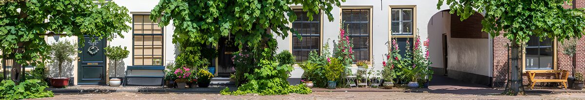 OCCOM9256446: Charming Garden Facade