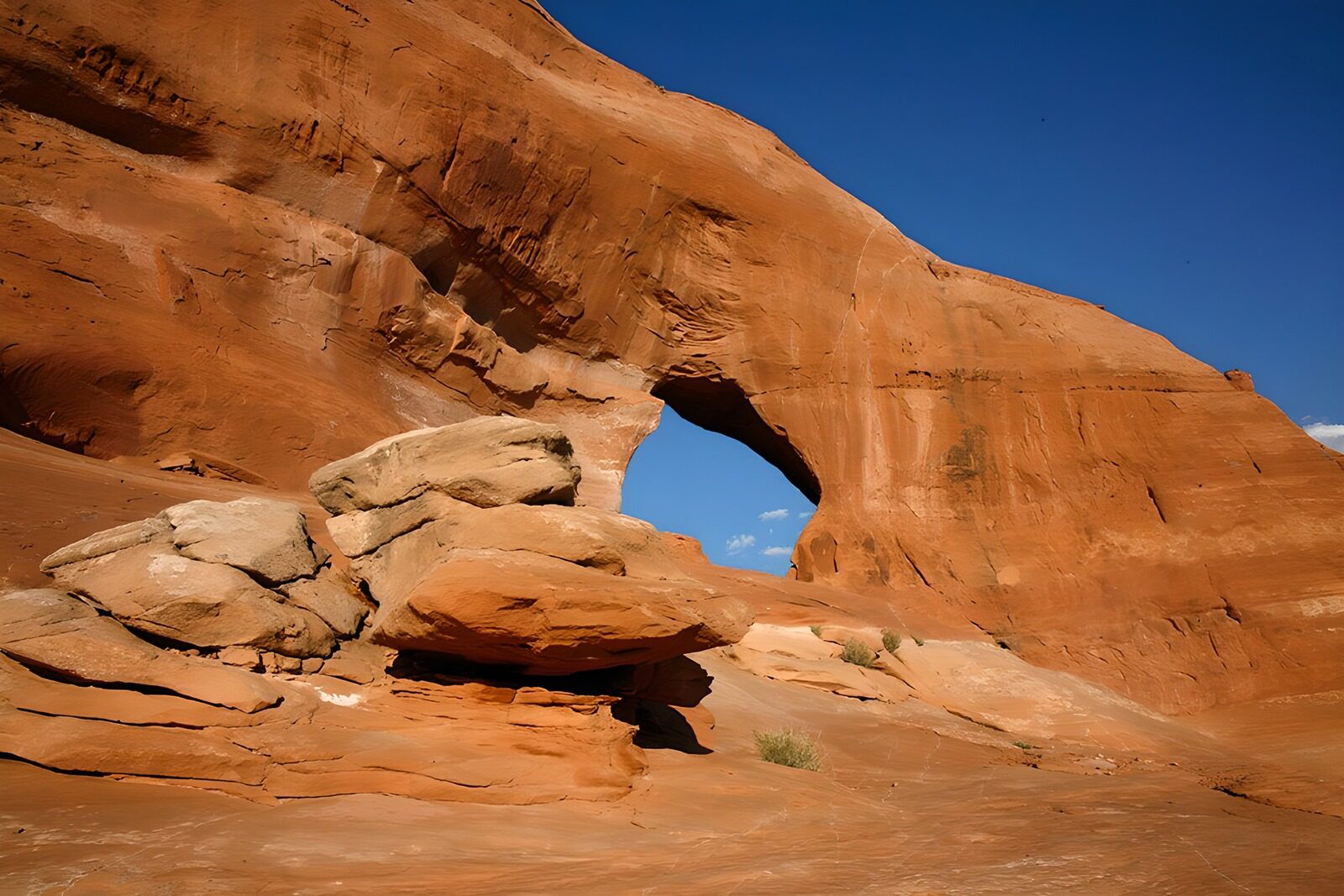 OCCOM8145175: Stunning Natural Arch in Red Rock Landscape