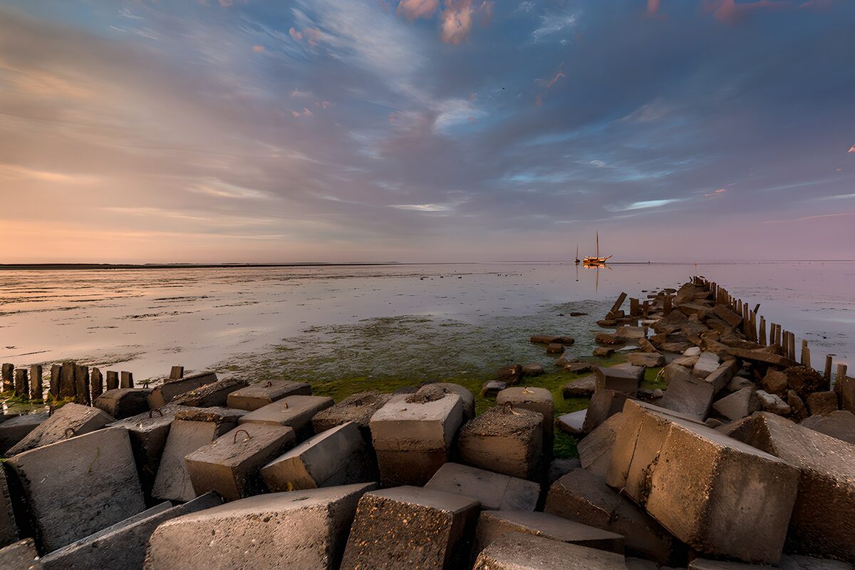OCCOM6472432: Serene Waters at Dusk