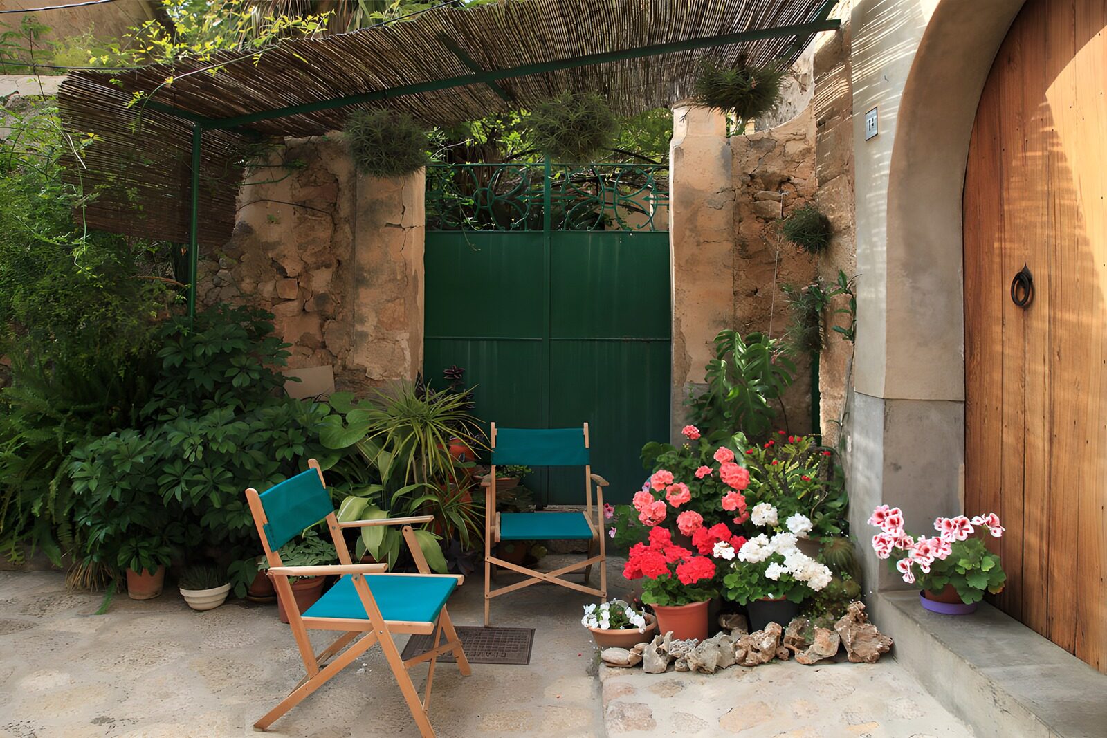OCCOM7401771: Charming Garden Corner Retreat