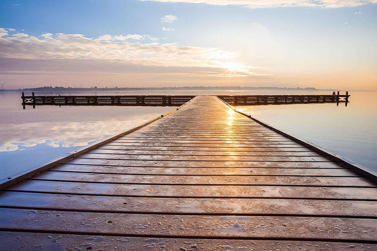 OCCOM5895067: Serene Sunrise Over Tranquil Waters