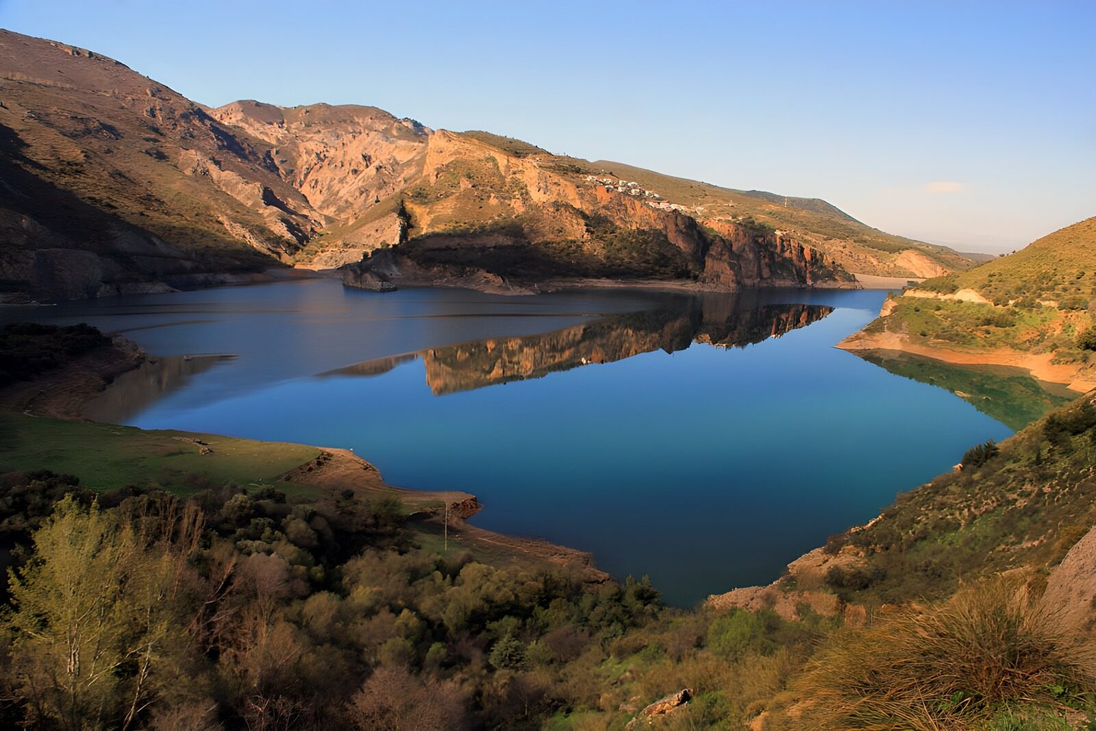 OCCOM3552403: Serene Mountain Reflection at Dawn