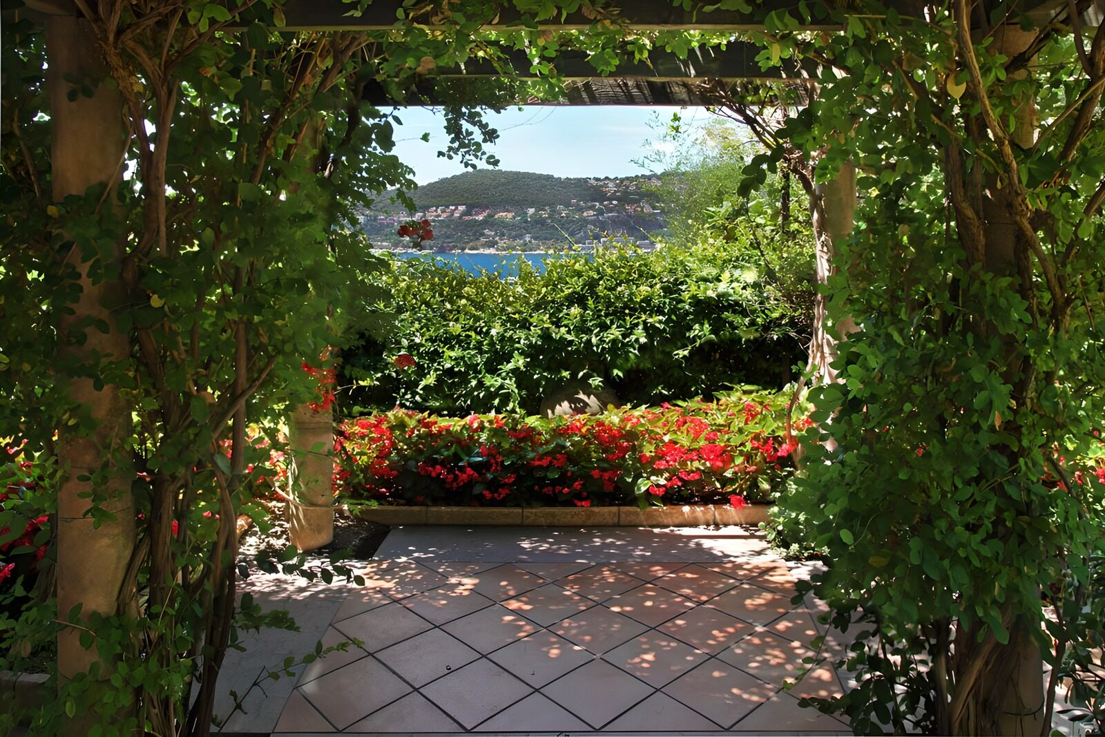 OCCOM9399446: Serene Garden View with Ocean Glimpse