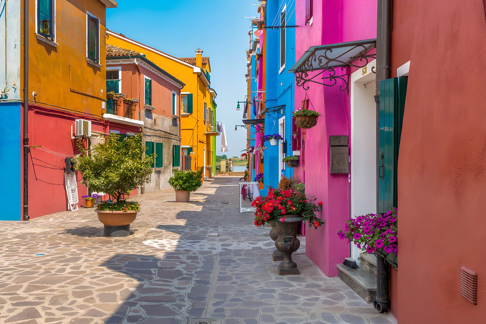 OCCOM4214530: Colorful Alleys of Burano Island