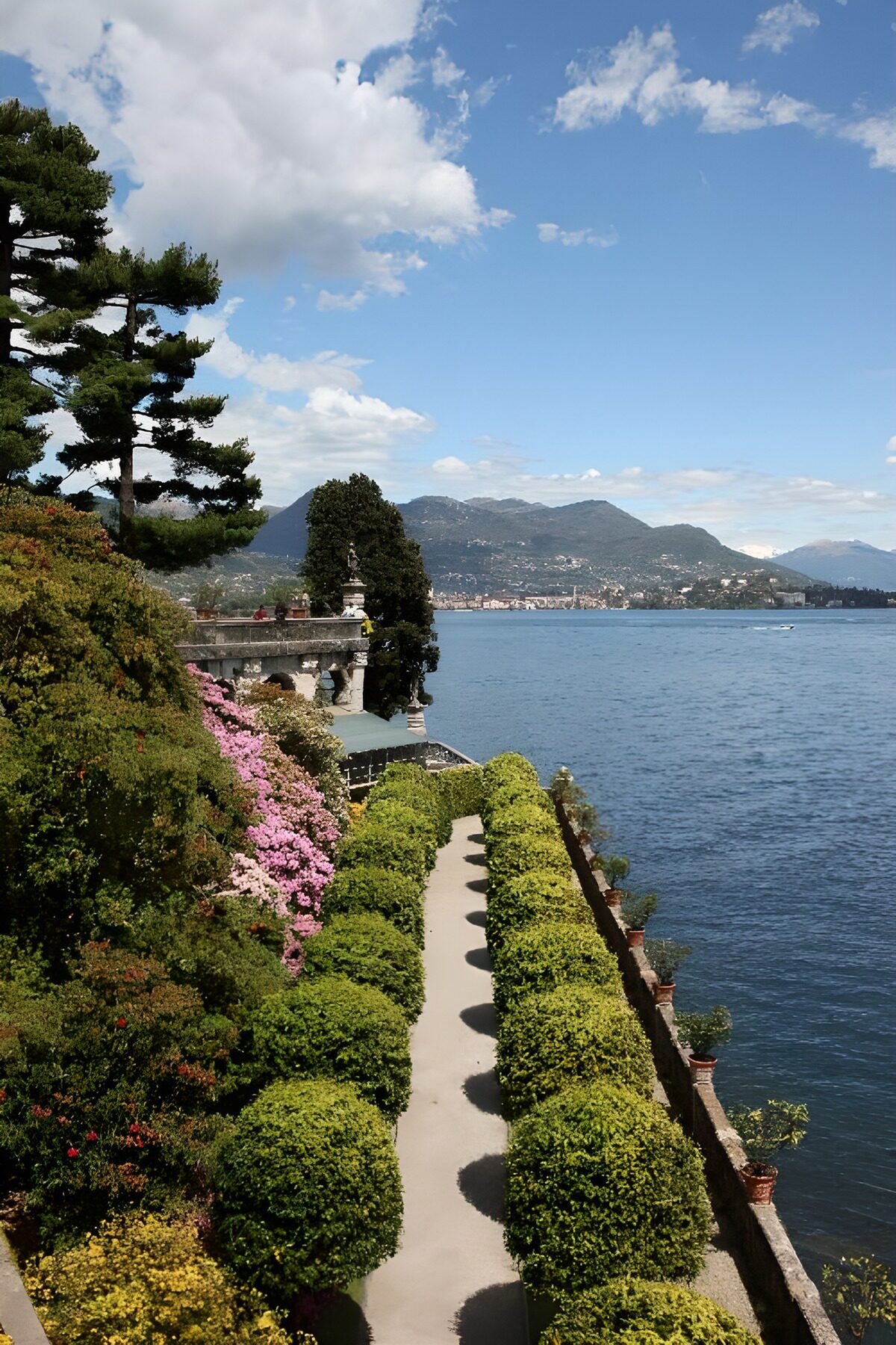 OCCOM4266241: Tranquil Lakeside Garden Retreat