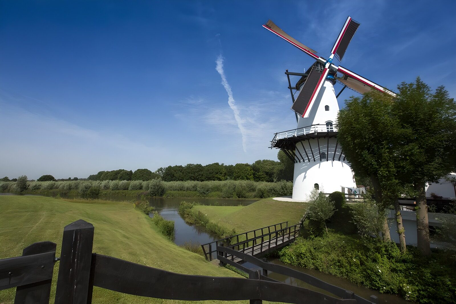 OCCOM9791053: Iconic Dutch Windmill by the River