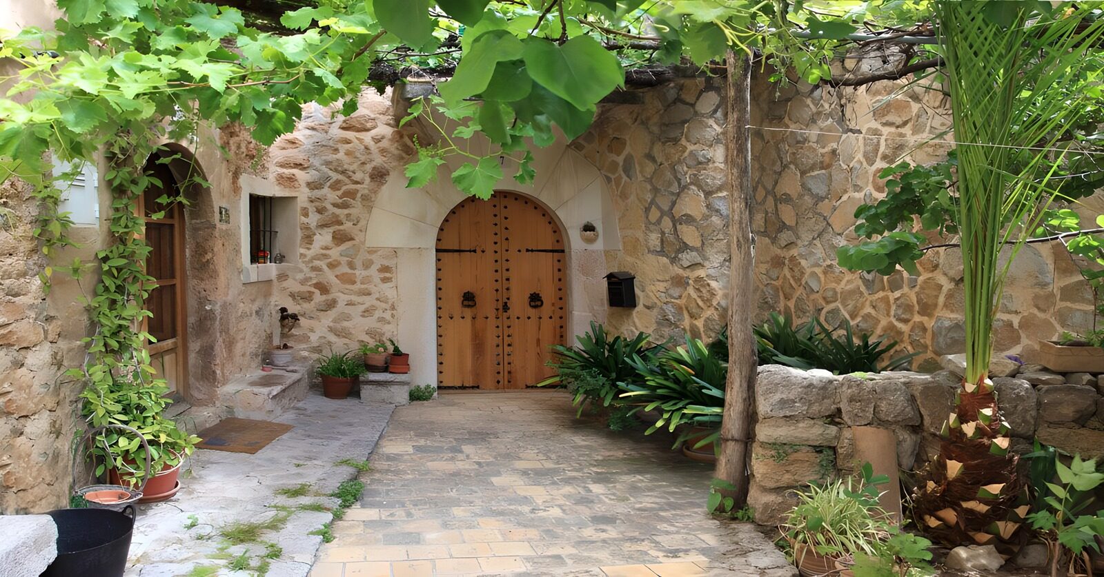 OCCOM8358544: Charming Stone Cottage Entrance