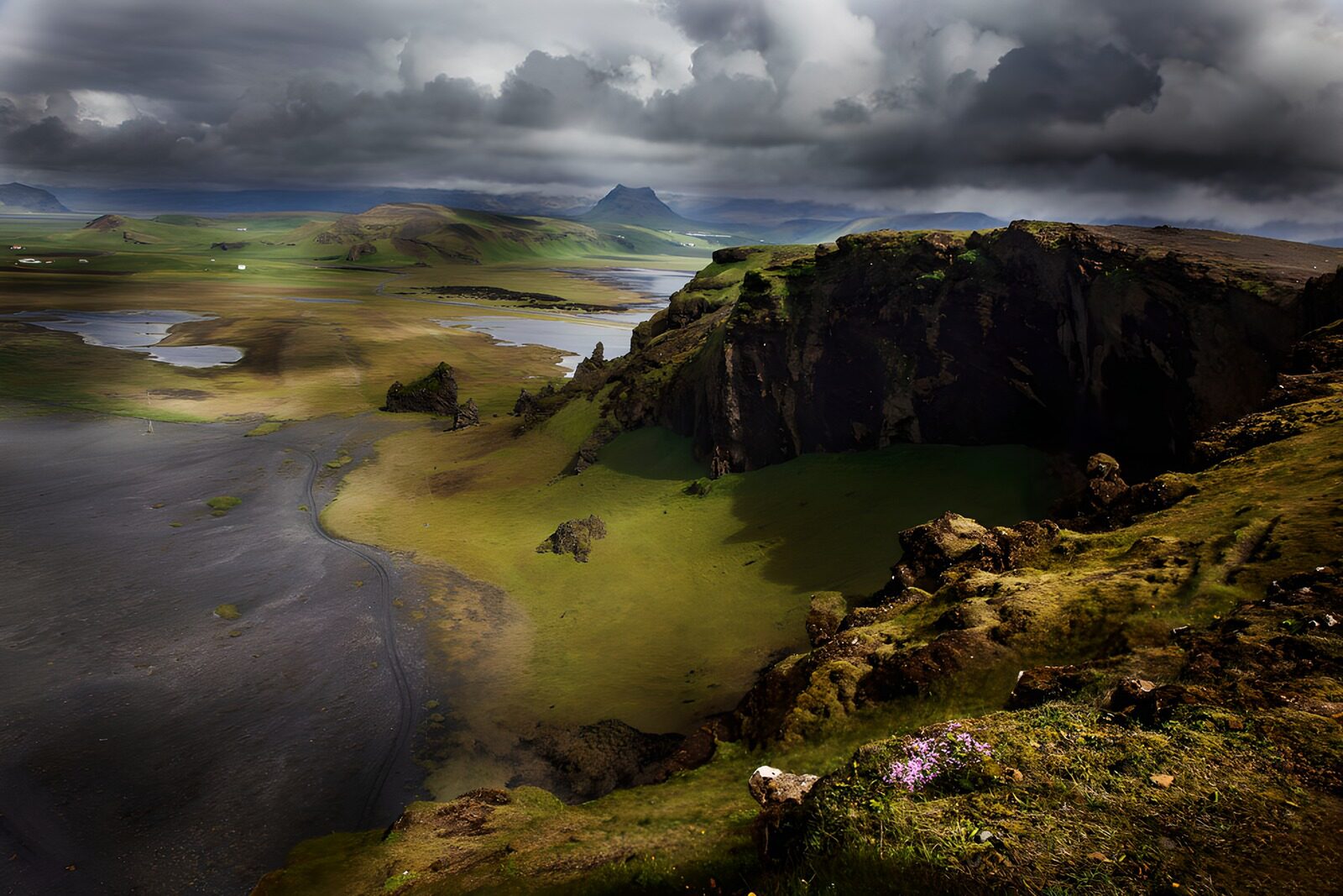 OCCOM4587367: Dramatic Landscape Under Stormy Skies
