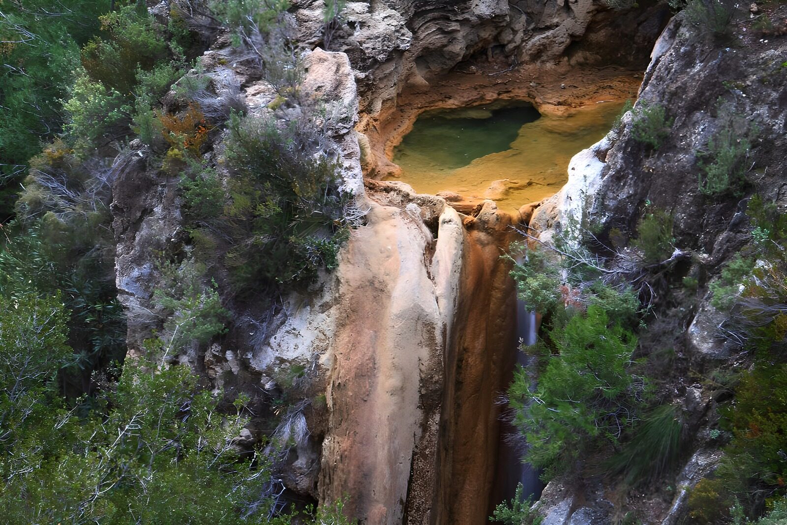 OCCOM5574910: Serene Hidden Waterfall Pool