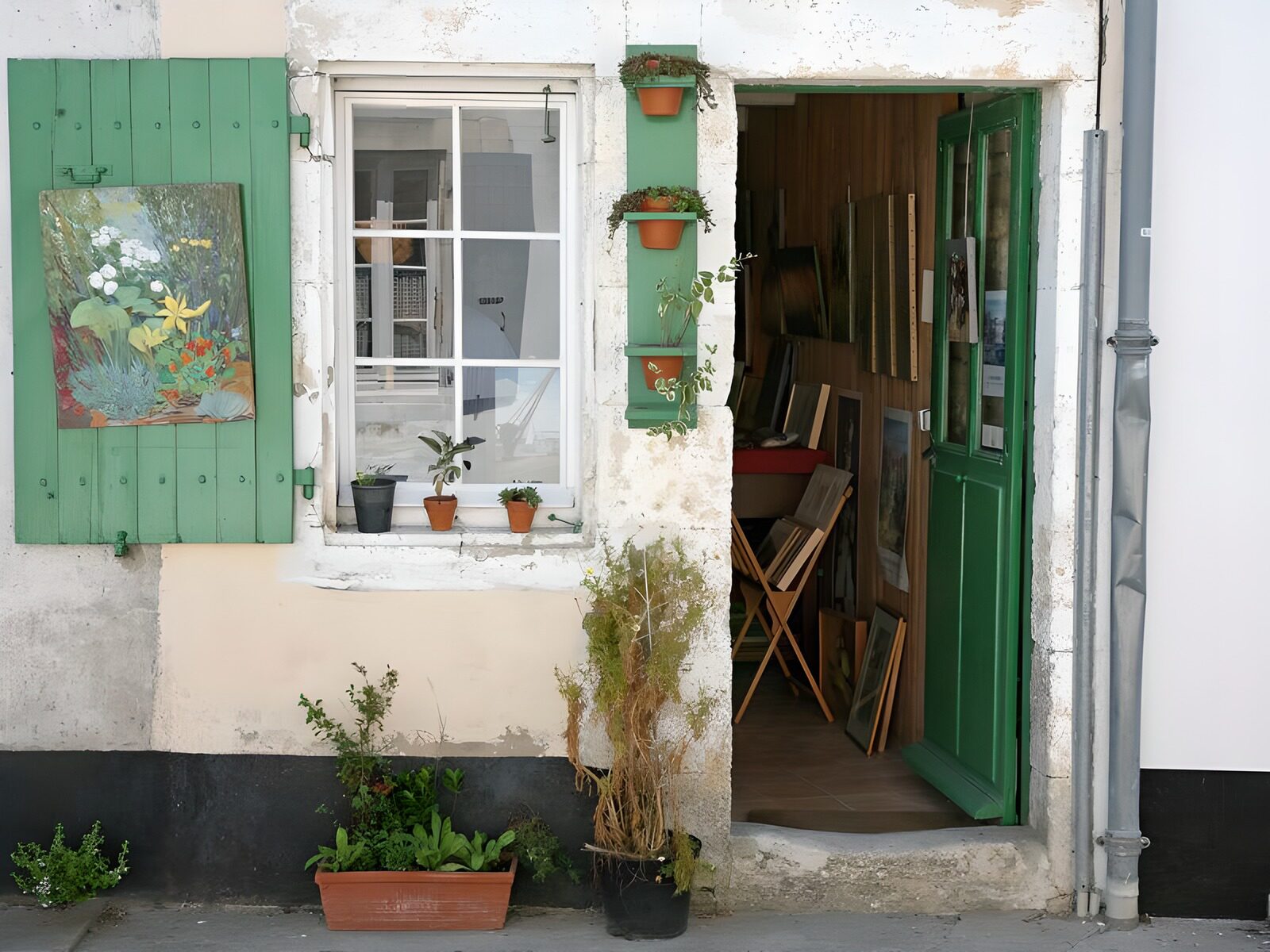 OCCOM9168102: Charming Art Studio Entrance