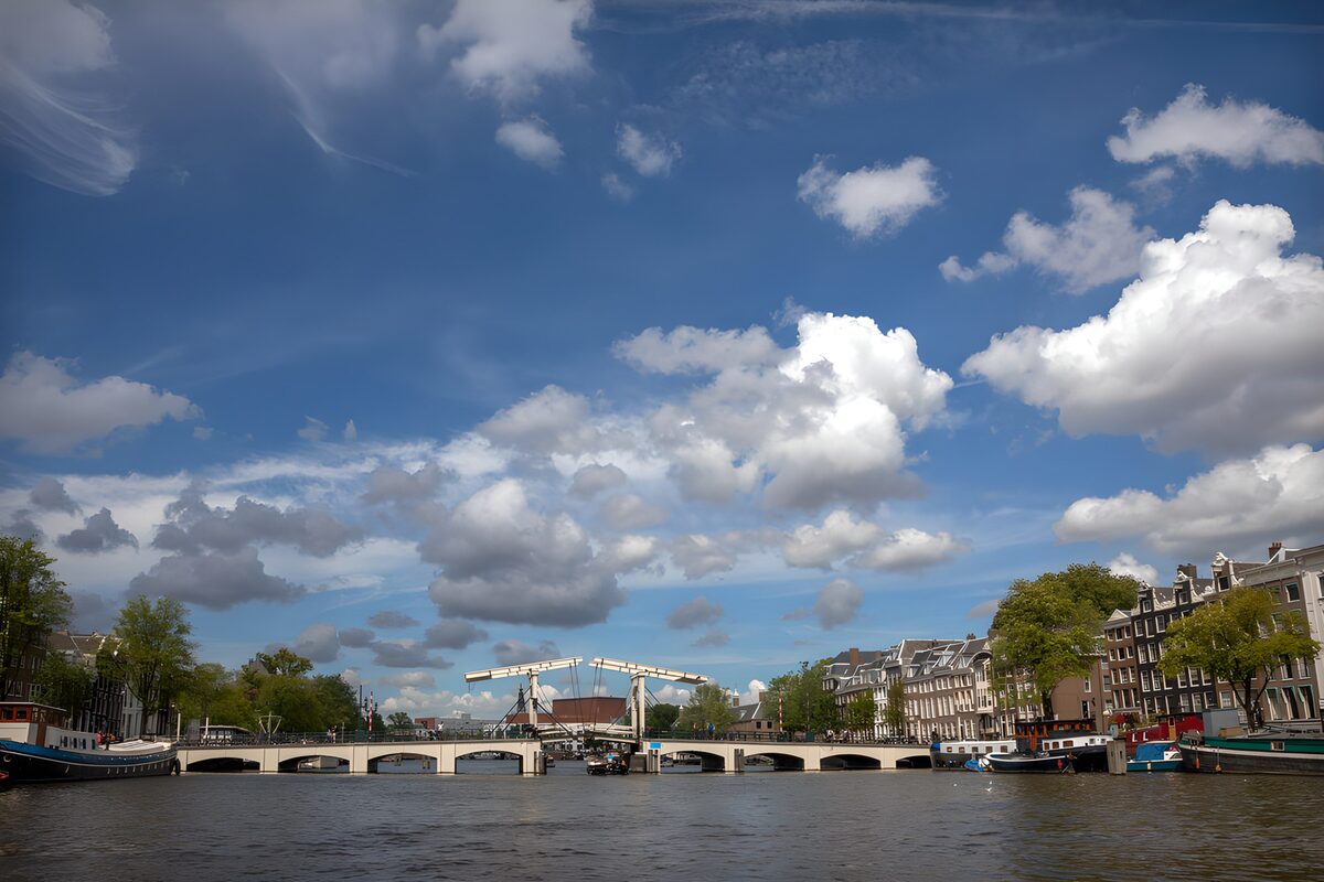 OCCOM8412958: Charming Amsterdam Canals Under a Blue Sky