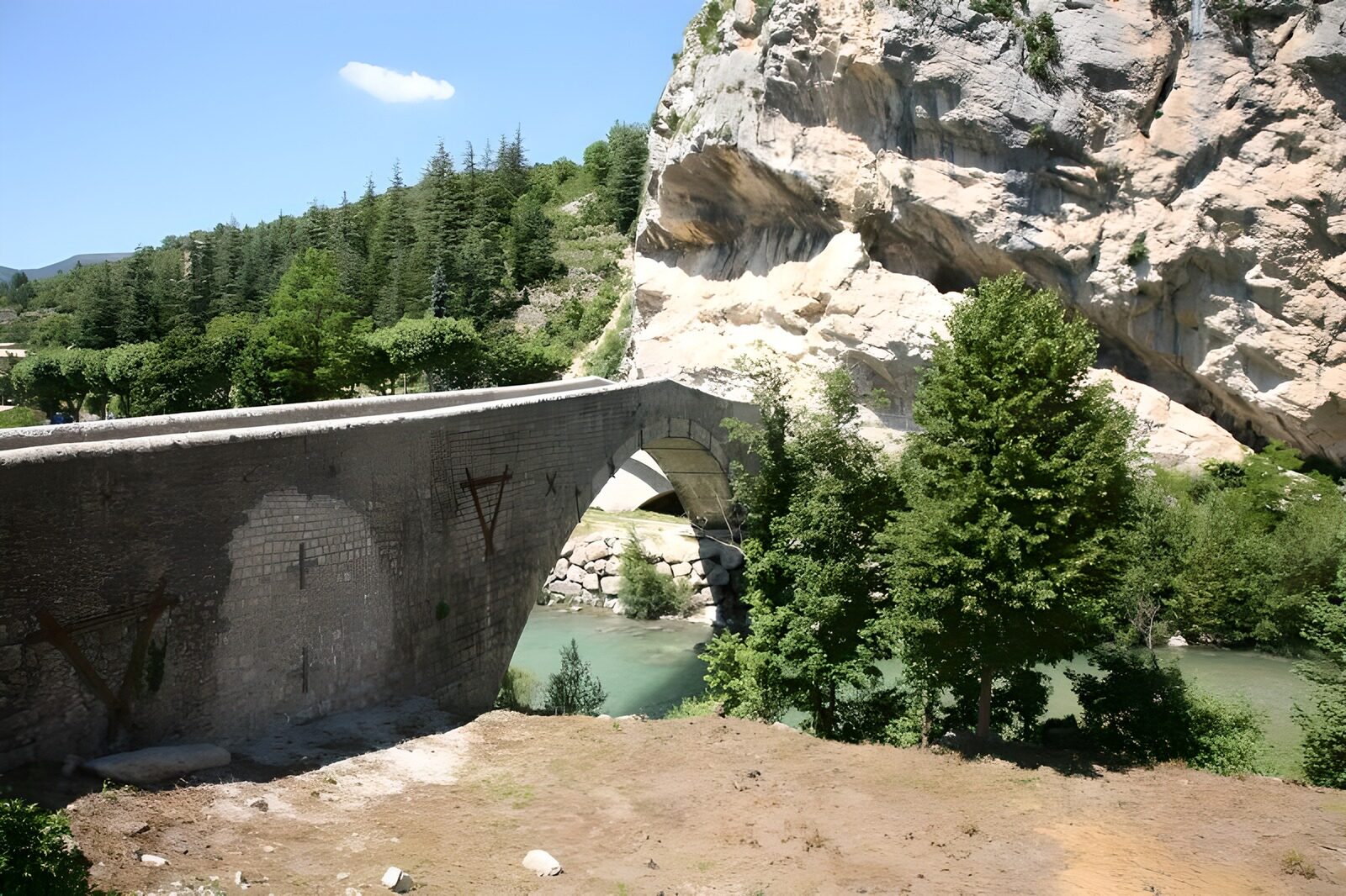 OCCOM4949615: Ancient Stone Bridge Amidst Nature