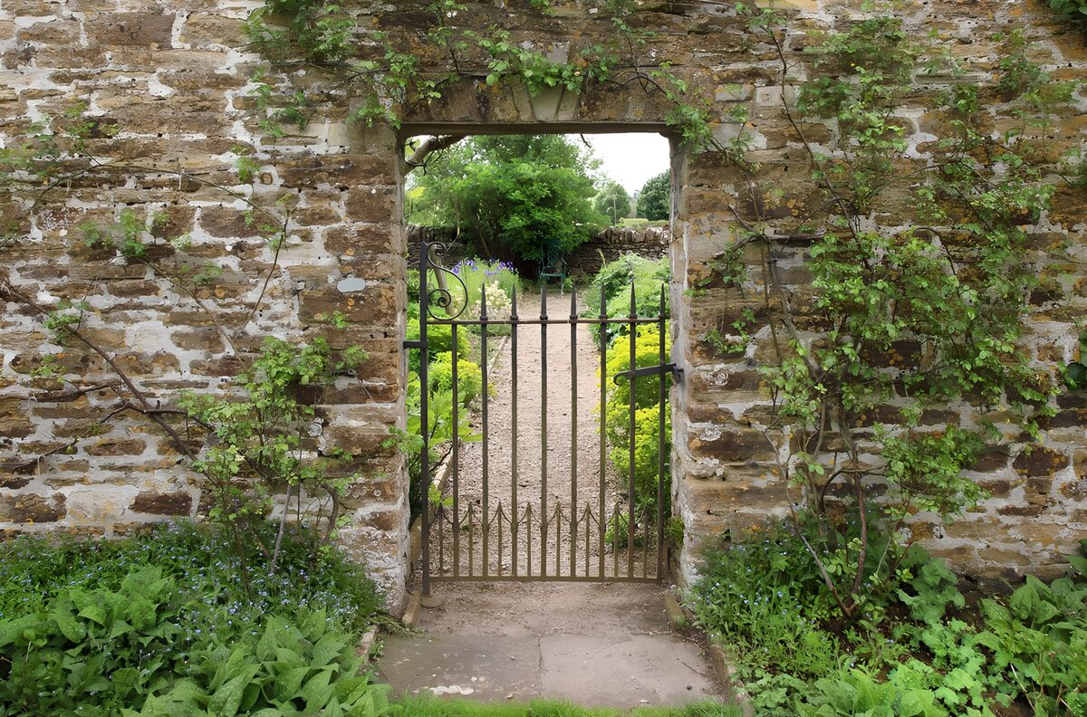 OCCOM4972907: Garden Gate Framed by Stone Walls