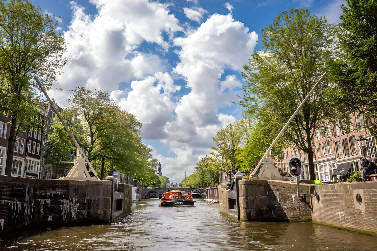 OCCOM7073153: Scenic Amsterdam Canal with Drawbridge