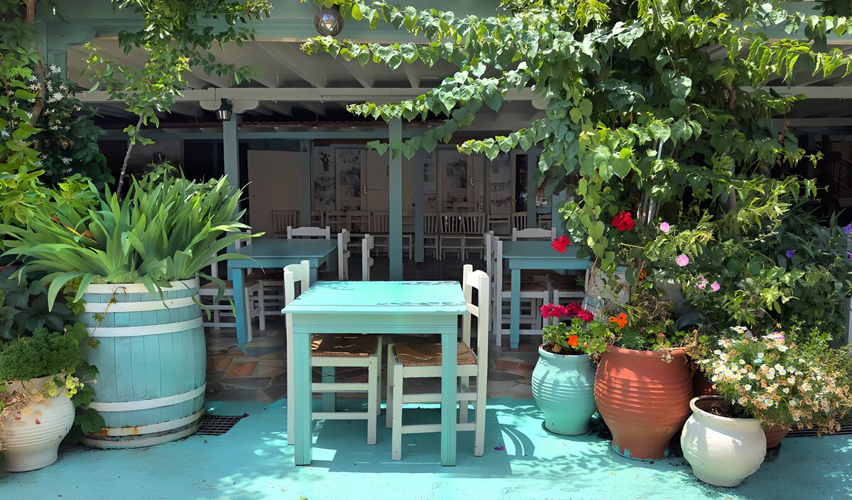 Cozy Outdoor Dining Space