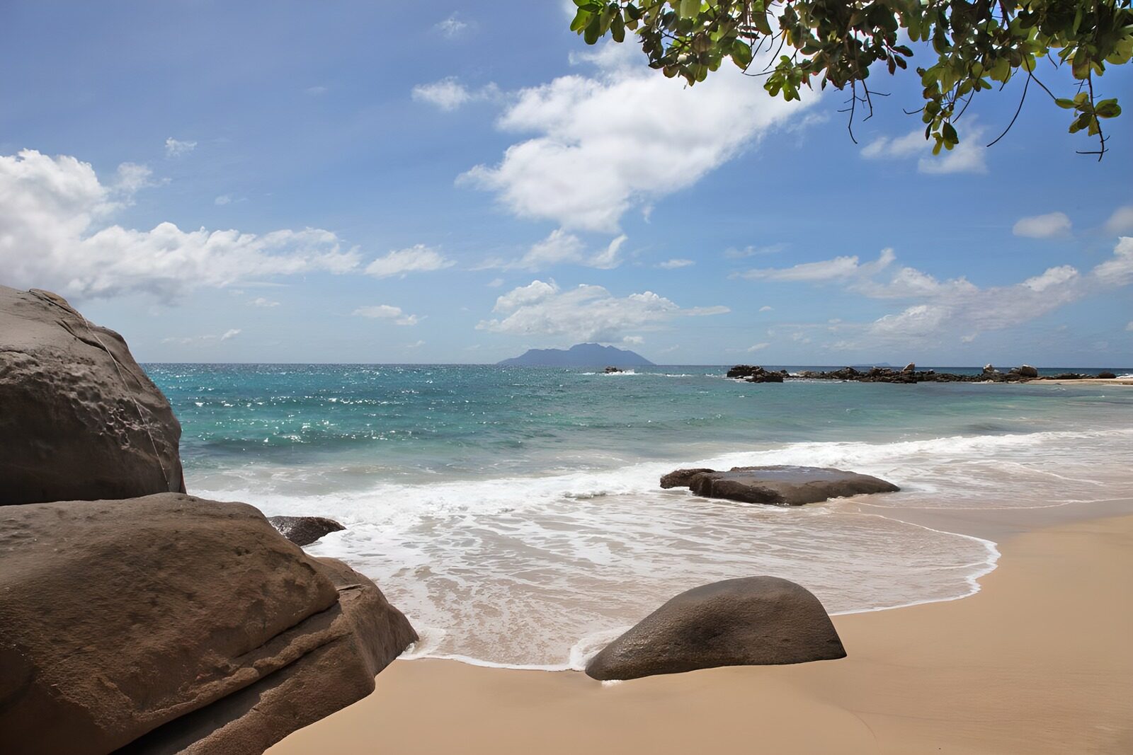 OCCOM8899593: Serene Coastal View with Gentle Waves