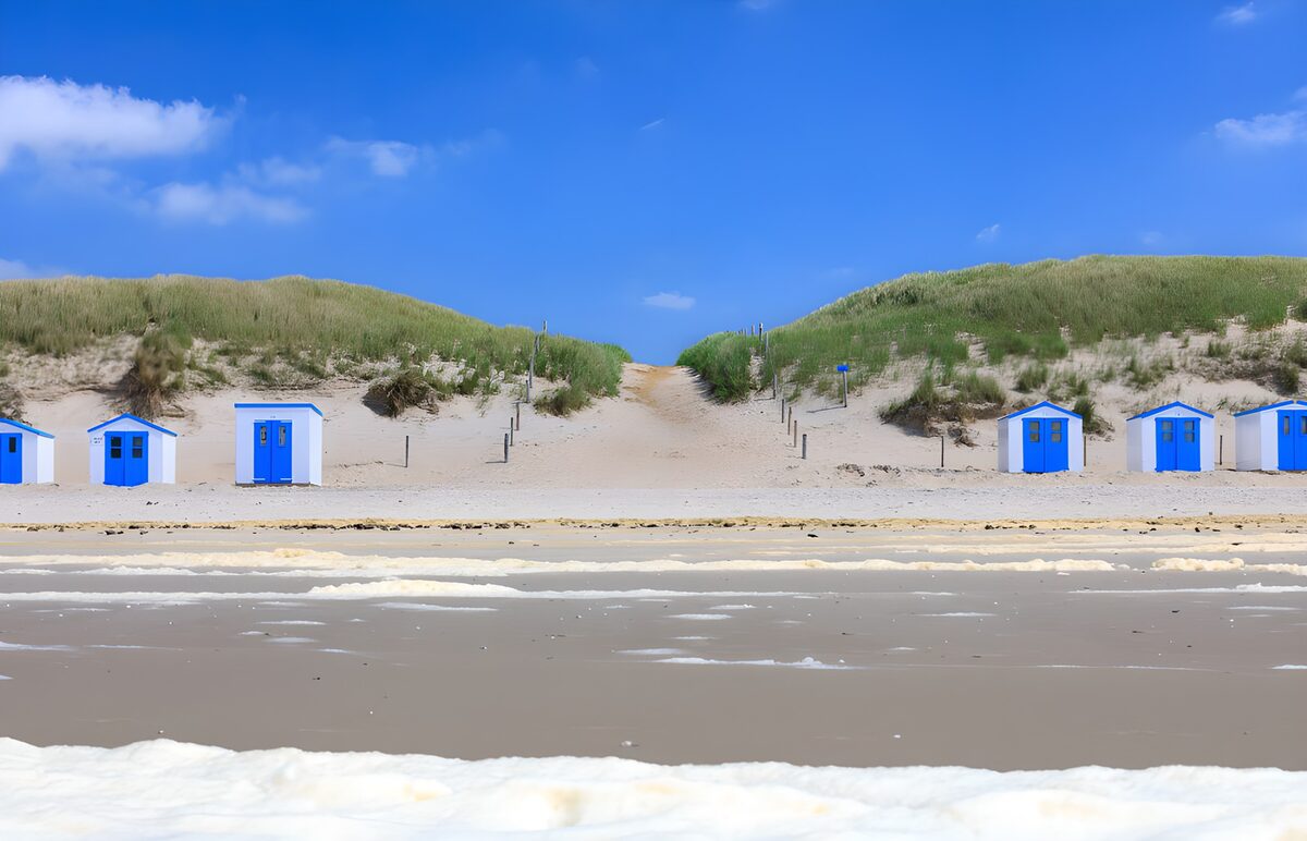 OCCOM7130340: Coastal Blue Beach Huts