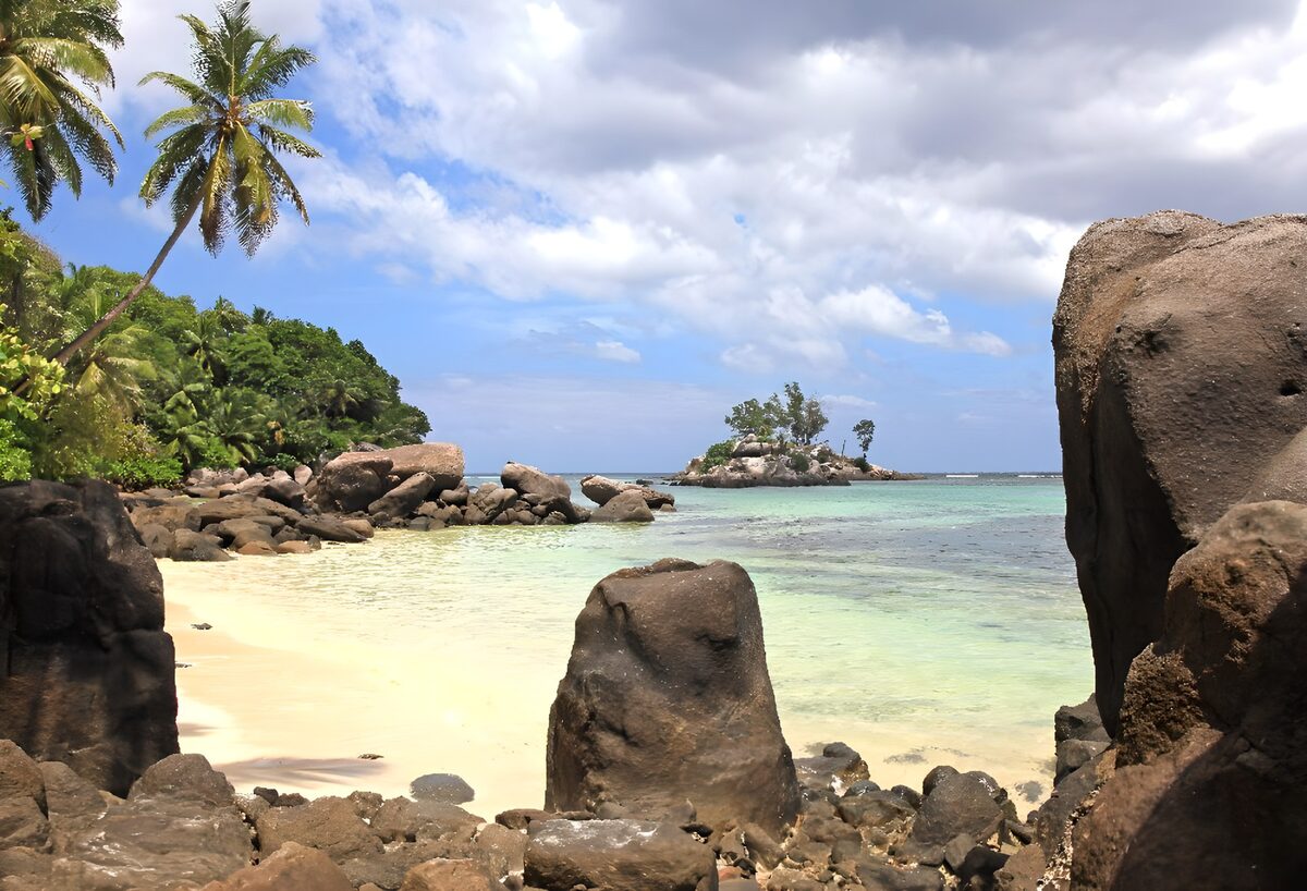 OCCOM2535390: Tranquil Tropical Cove with Island View