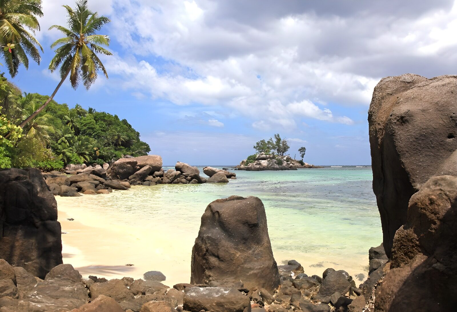 OCCOM2535390: Tranquil Tropical Cove with Island View