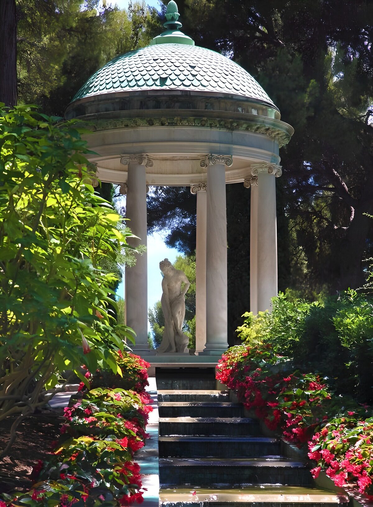 OCCOM1926051: Serene Garden Pavilion with Waterfall