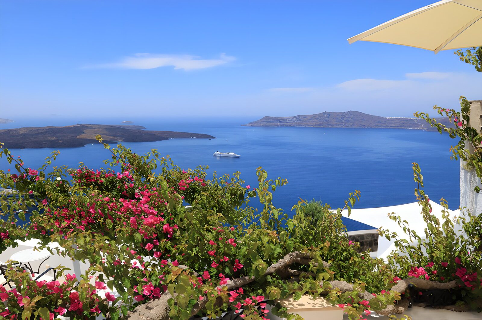 OCCOM8451681: Serene Coastal View of Santorini