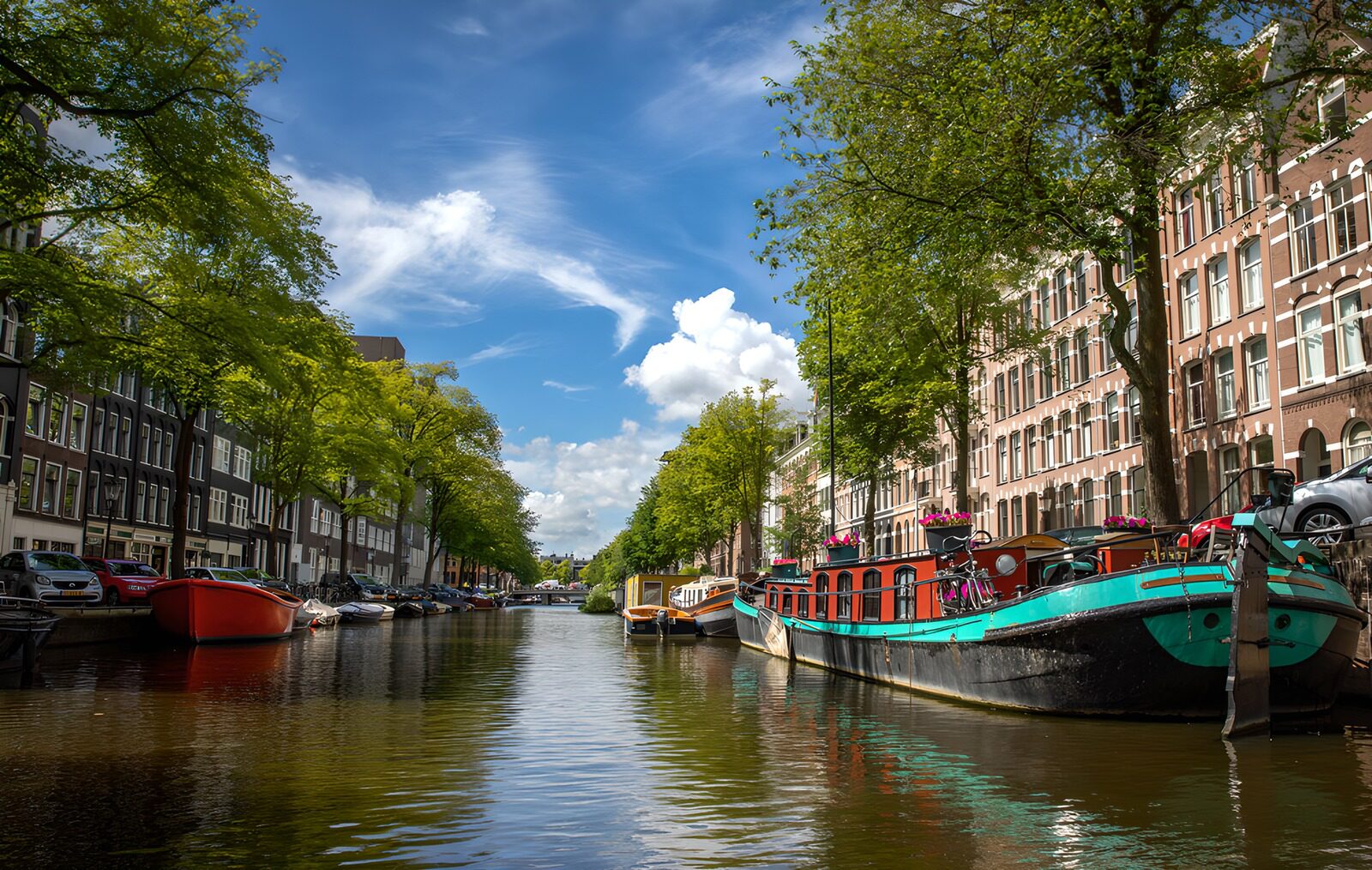 OCCOM7471166: Tranquil Canal Scene in Amsterdam