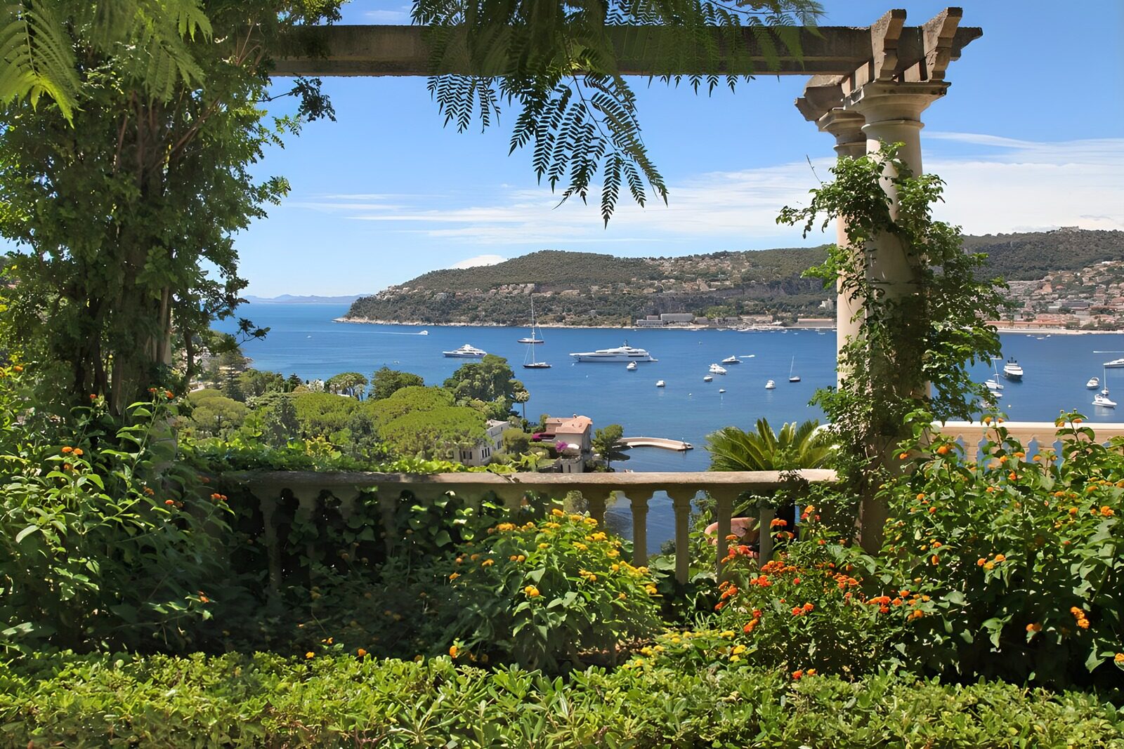 OCCOM9226698: Coastal Garden View with Boats