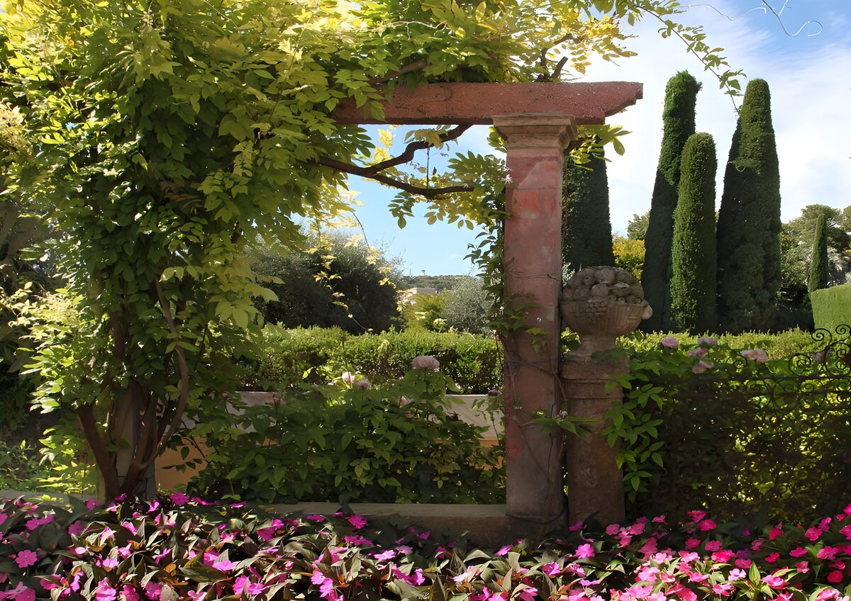 : Serene Garden Archway