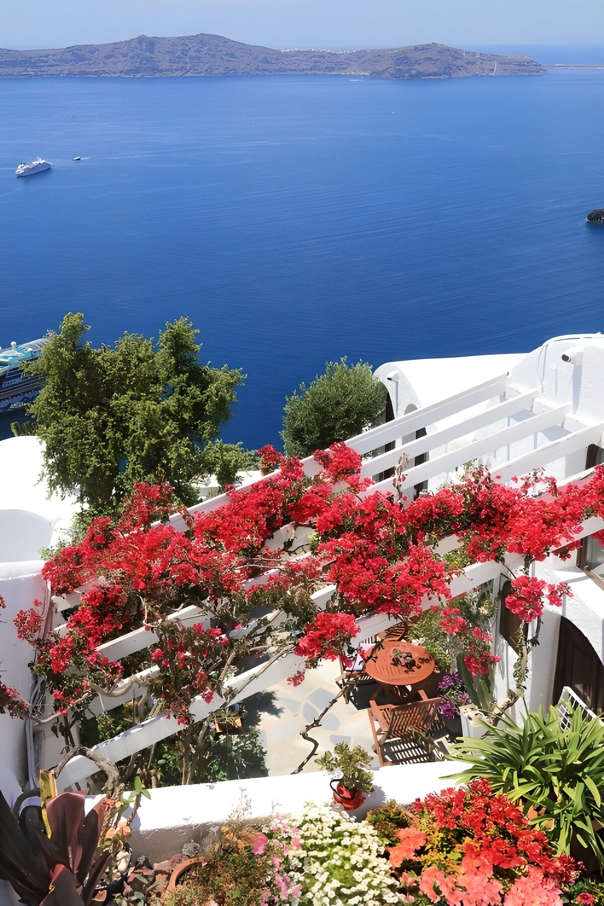 OCCOM7846515: A Scenic View of Santorini's Blue Waters