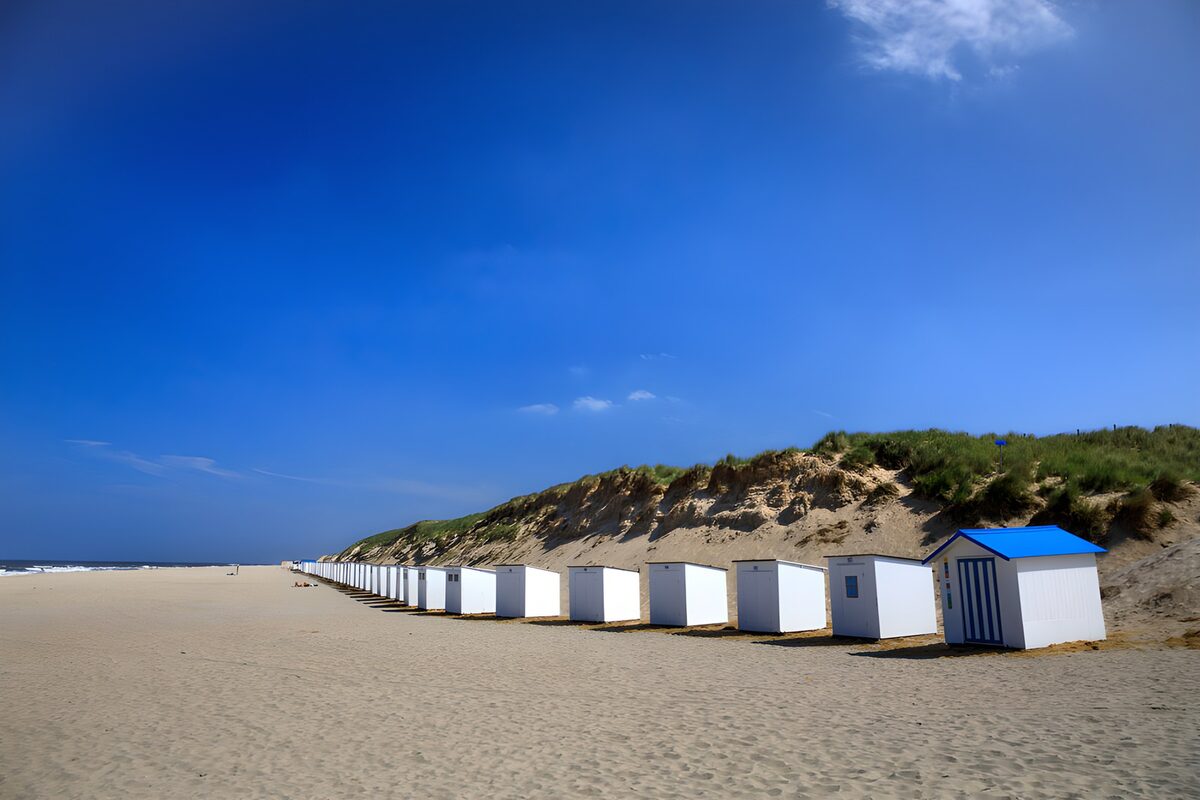 OCCOM2948952: Beach Huts Under a Clear Blue Sky