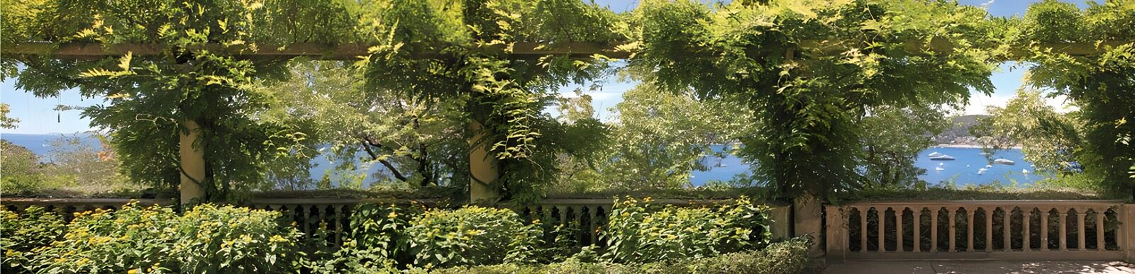 OCCOM6952839: Serene Garden Overlooking the Sea