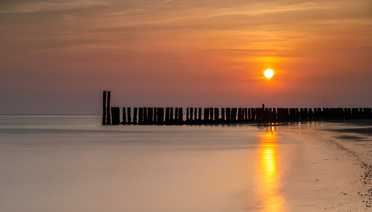 OCCOM1417883: Serene Sunset Over Tranquil Waters