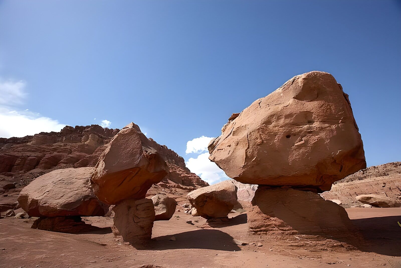 OCCOM2523736: Balanced Rock Formation in Desert Landscape