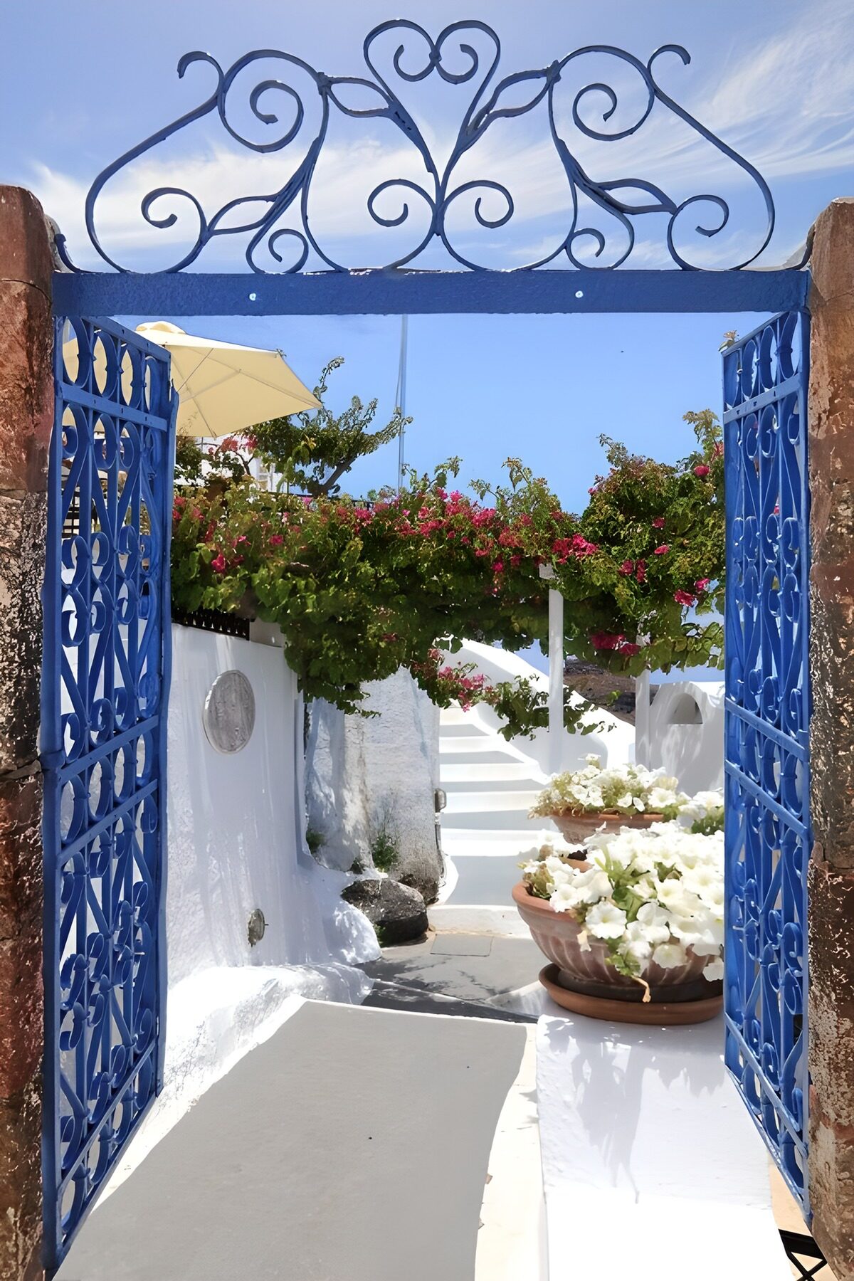 OCCOM8460851: Charming Blue Gate to a Scenic Pathway