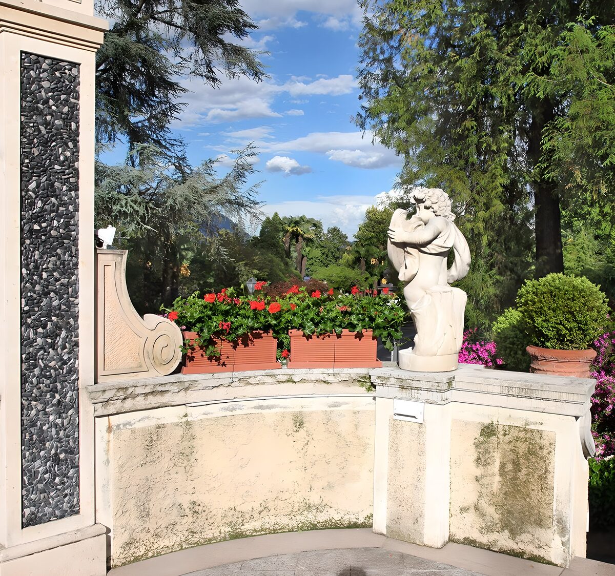 OCCOM6780975: Serene Garden Corner with Statue