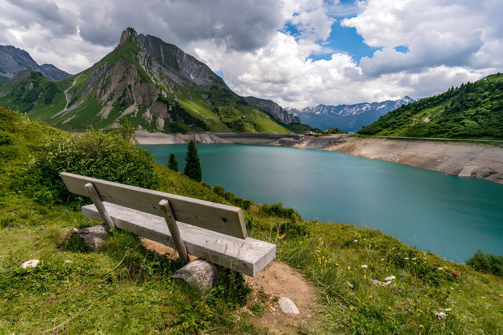 OCCOM9345715: Serene Mountain Lake View