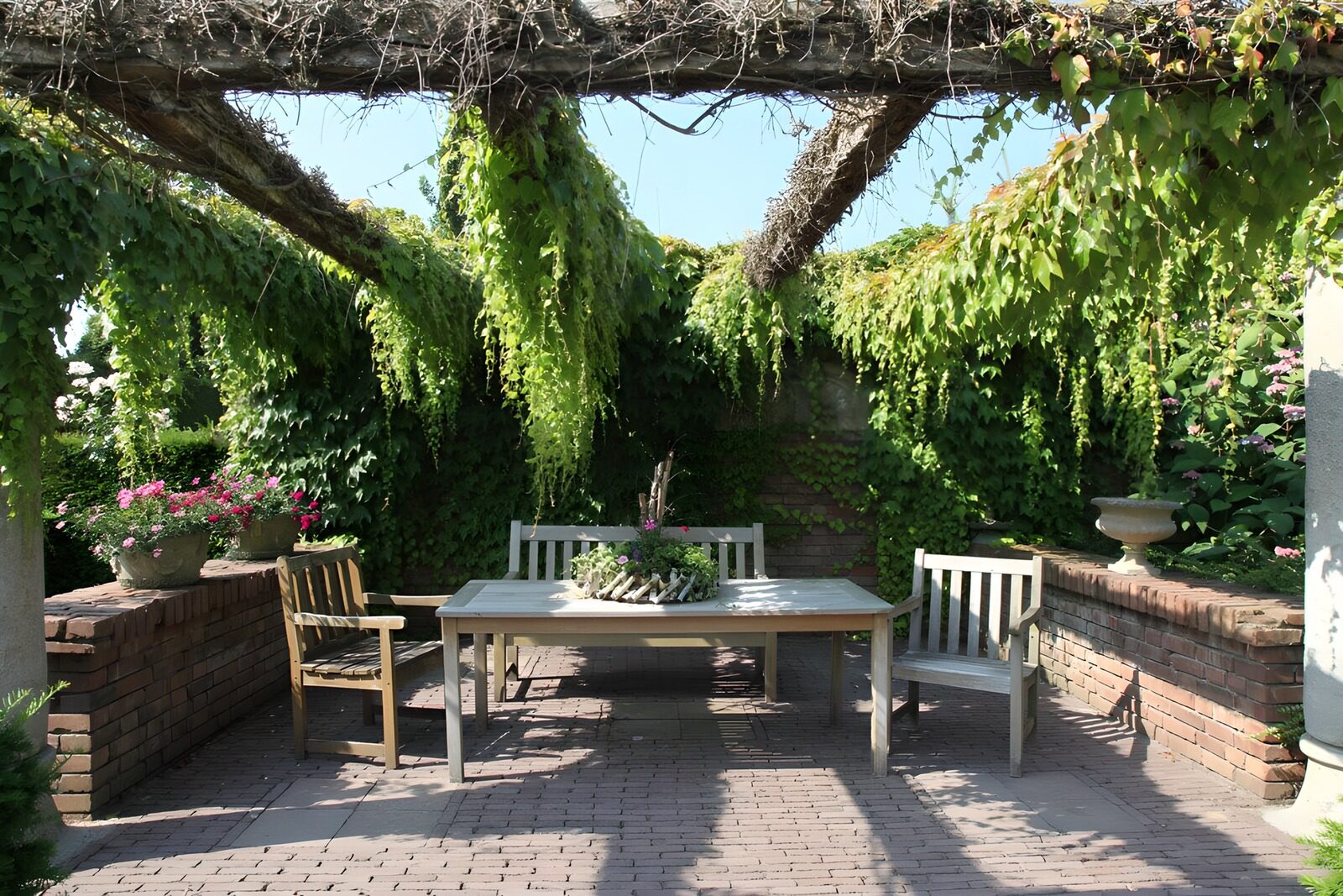 OCCOM4150370: Tranquil Outdoor Garden Dining Space