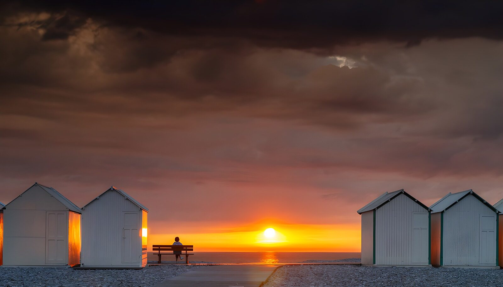 OCCOM7266571: Tranquil Sunset by the Beach Huts