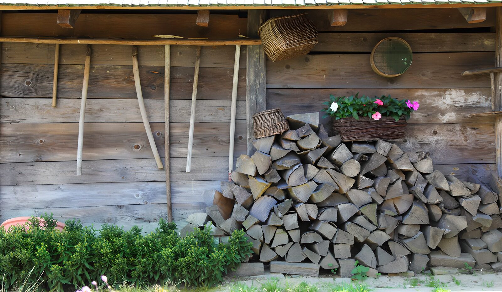 OCCOM6390519: Rustic Wood Storage and Floral Accents