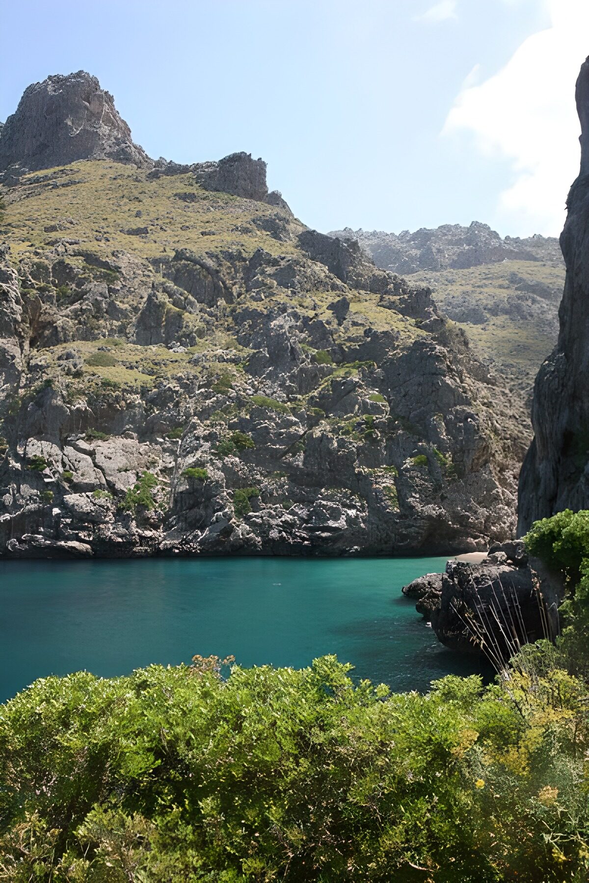 OCCOM9996058: Serene Rocky Cove with Turquoise Waters